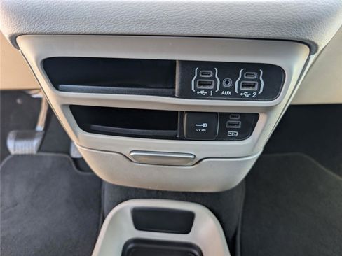 Used 2022 Chrysler Pacifica Touring-L image 19