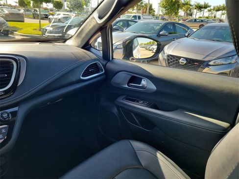 Used 2024 Chrysler Pacifica Select image 19
