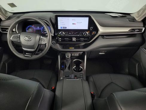 Used 2024 Toyota Highlander Limited FWD image 27