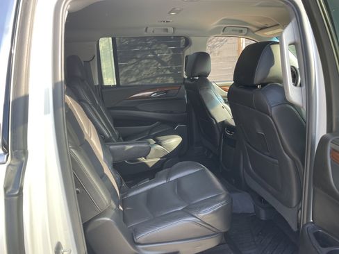 Used 2019 Cadillac Escalade ESV 4WD image 10