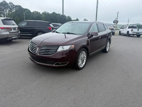 Used 2019 Lincoln MKT AWD image 2