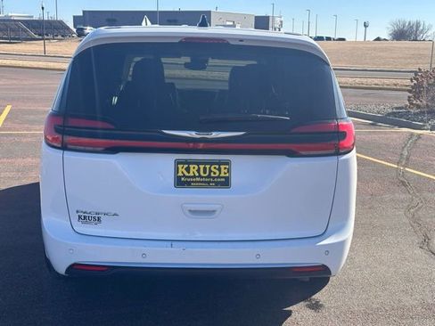 Used 2024 Chrysler Pacifica Touring-L image 4