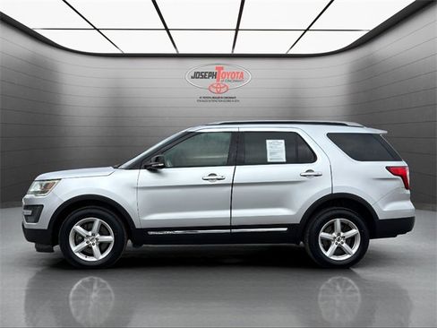 Used 2016 Ford Explorer XLT image 2
