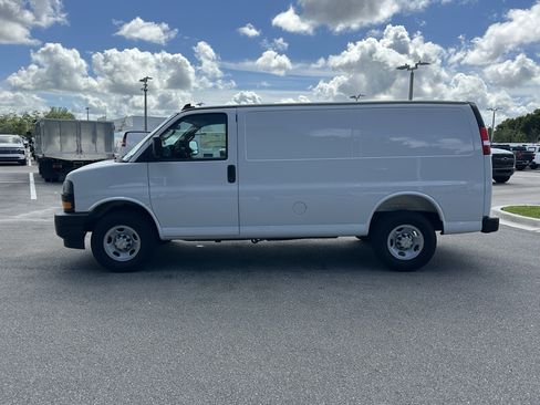 Used 2025 Chevrolet Express 2500 w/ Driver Convenience Package image 7