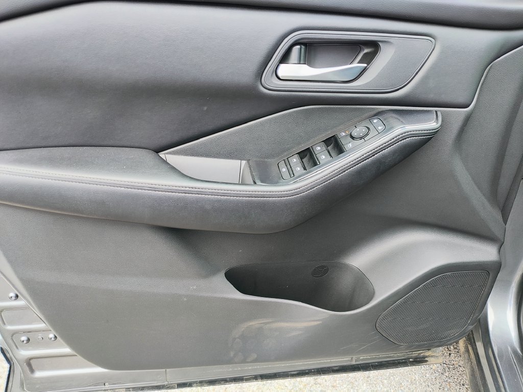 Used 2025 Nissan Rogue SV FWD image 15