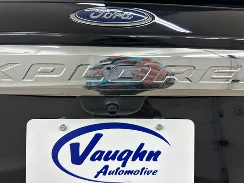 Used 2022 Ford Explorer XLT w/ Equipment Group 202A image 16