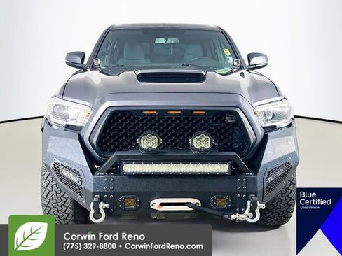 Used 2017 Toyota Tacoma TRD Sport AWD/4WD image 2