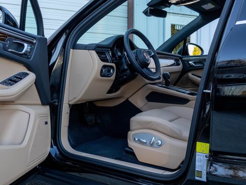 Certified 2025 Porsche Macan AWD/4WD image 23