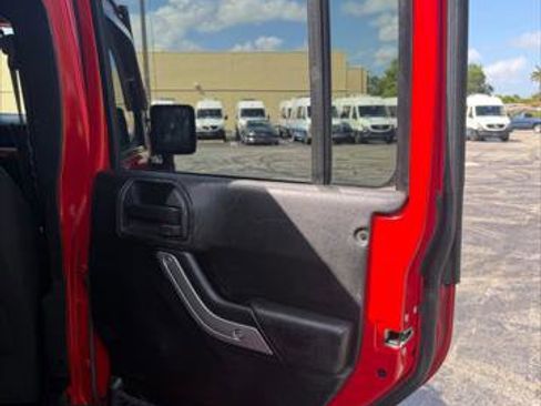 Used 2017 Jeep Wrangler Unlimited Rubicon w/ Connectivity Group image 15