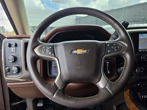 Used 2015 Chevrolet Silverado 1500 High Country w/ High Country Premium Package AWD/4WD image 27
