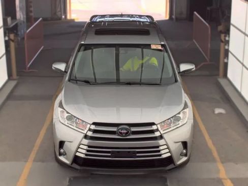 Used 2018 Toyota Highlander XLE AWD/4WD image 8