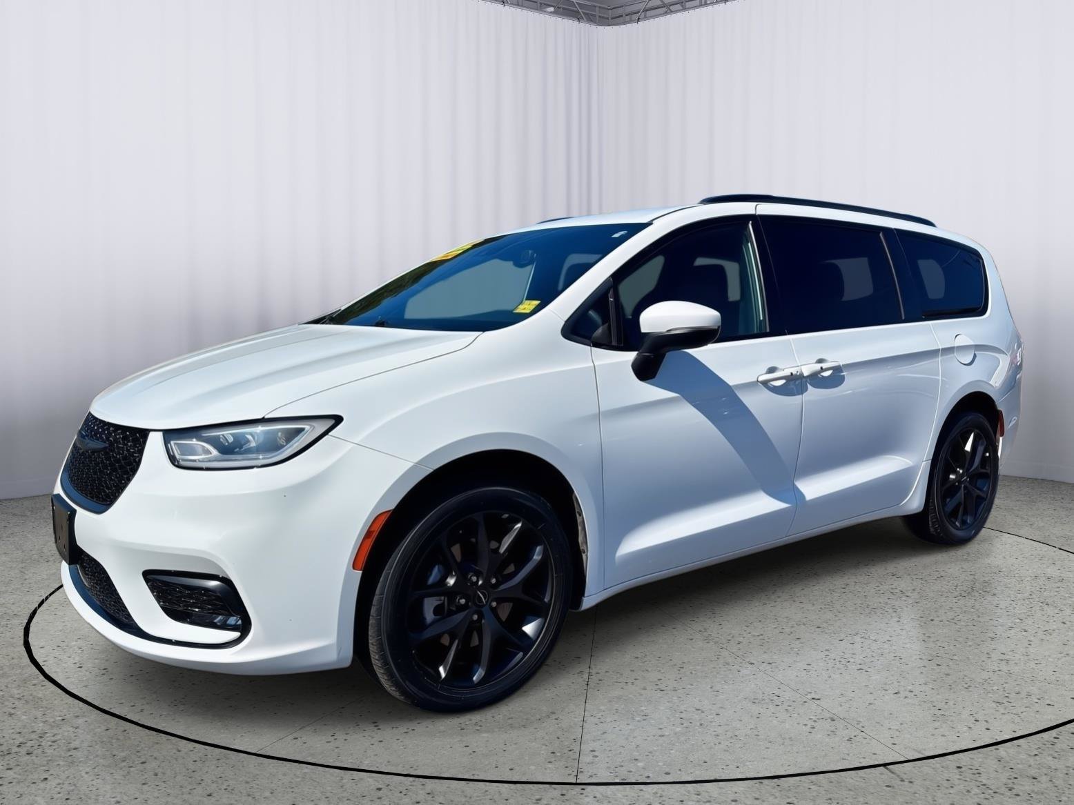 Used 2023 Chrysler Pacifica Touring-L w/ S Appearance Package AWD/4WD image 12