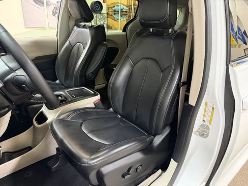 Used 2023 Chrysler Pacifica Touring-L FWD image 41