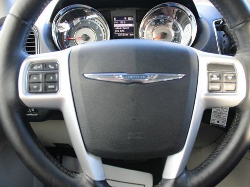 Used 2016 Chrysler Town & Country Touring w/ Driver Convenience Group image 37