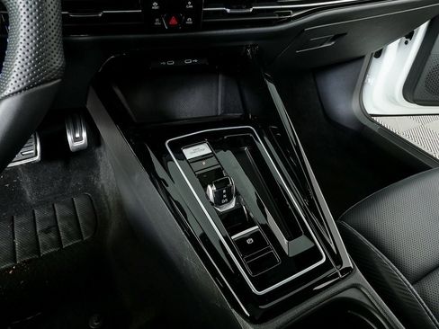 Used 2023 Volkswagen Golf R image 17