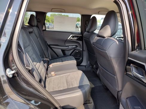 New 2025 Mitsubishi Outlander SE image 9