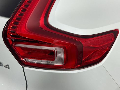Used 2023 Volvo XC40 B4 Ultimate image 33