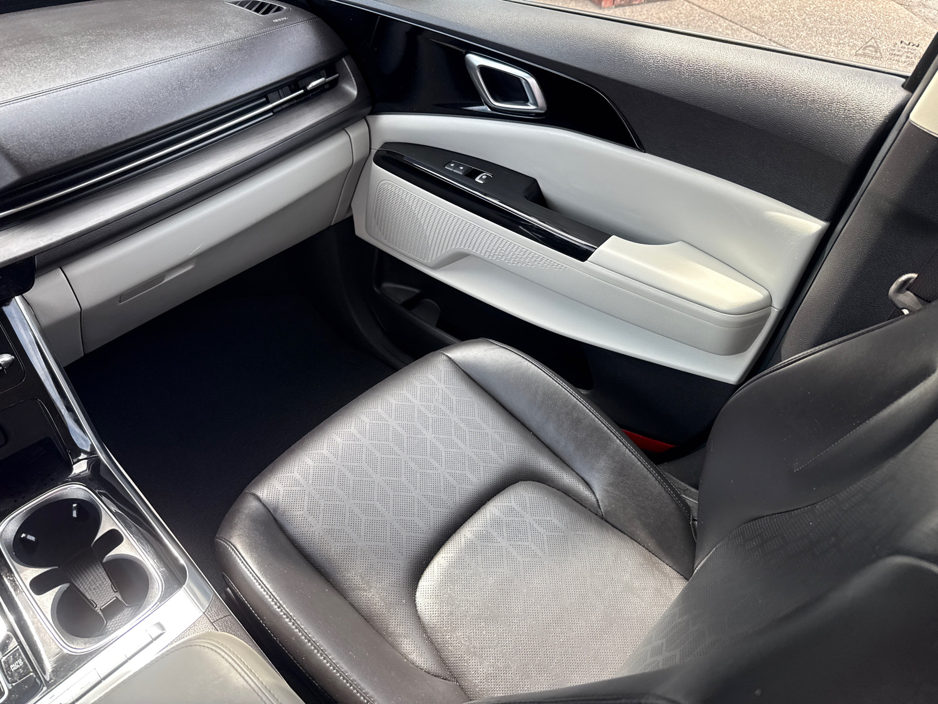 Used 2023 Kia Carnival EX FWD image 16