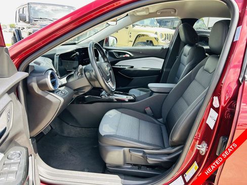 Used 2025 Chevrolet Trax LT w/ LT Convenience Package FWD image 3