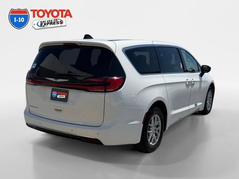 Used 2025 Chrysler Pacifica Select FWD image 5
