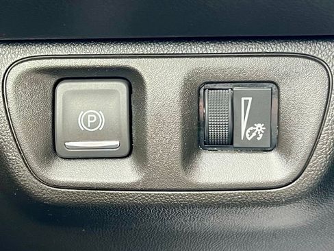 Used 2022 GMC Acadia SLE image 28