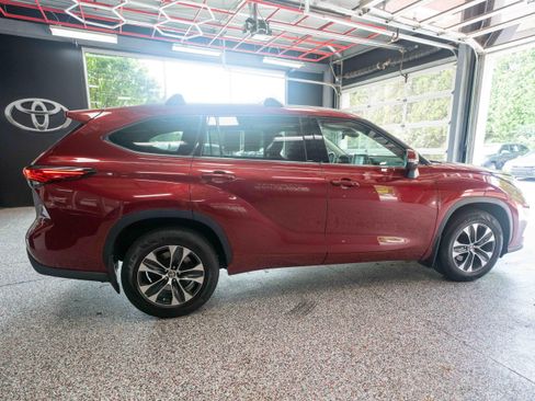 Used 2020 Toyota Highlander XLE AWD/4WD image 4
