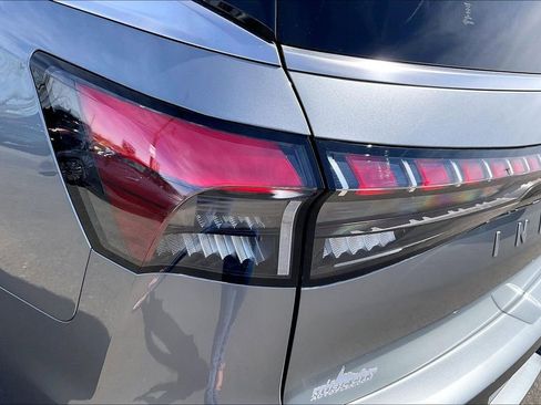 Used 2025 INFINITI QX80 Sensory image 25