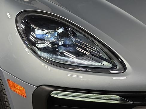 Certified 2025 Porsche Macan image 12