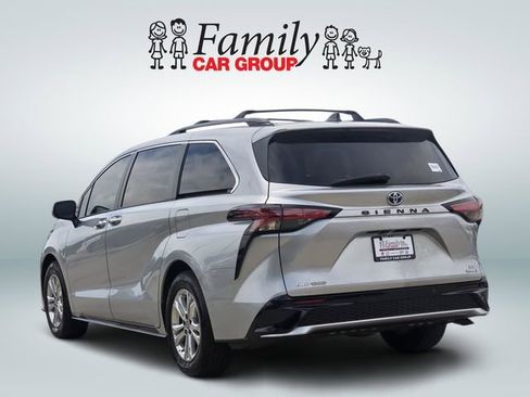 Used 2022 Toyota Sienna XSE w/ XSE Plus Package AWD/4WD image 3