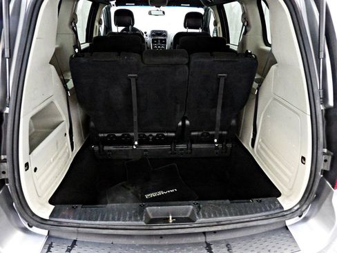 Used 2016 Dodge Grand Caravan SE FWD image 12