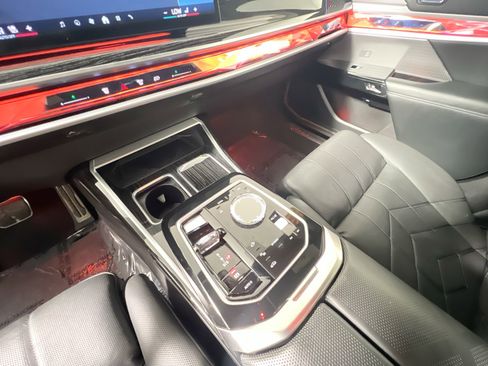 Used 2024 BMW 740i image 26