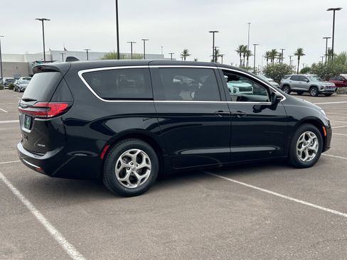 Used 2024 Chrysler Pacifica Limited FWD image 5