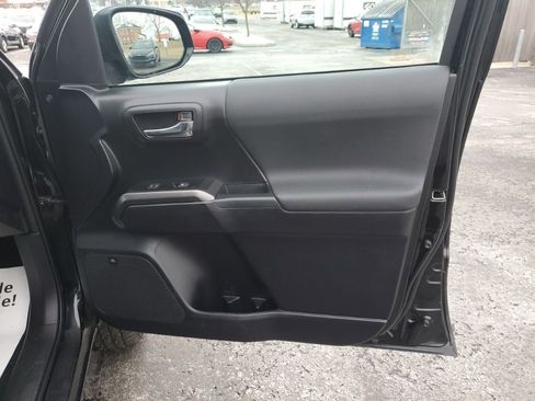 Used 2020 Toyota Tacoma TRD Sport image 32