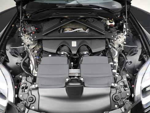 Used 2025 Aston Martin V8 Vantage Coupe image 32
