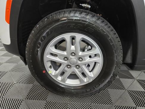 New 2025 Jeep Grand Cherokee Laredo image 10