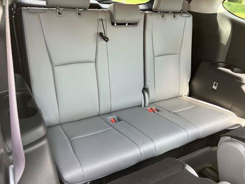 Used 2023 Toyota Highlander Limited FWD image 30