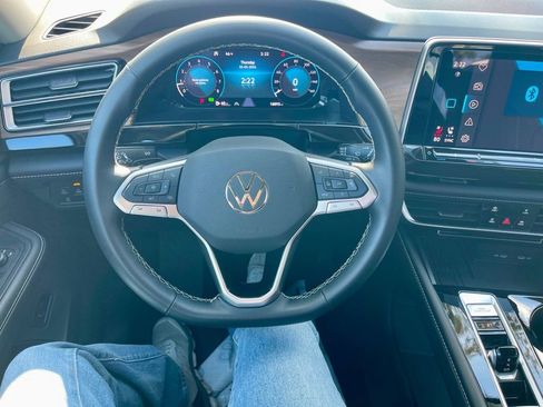 Used 2025 Volkswagen Atlas SE image 15