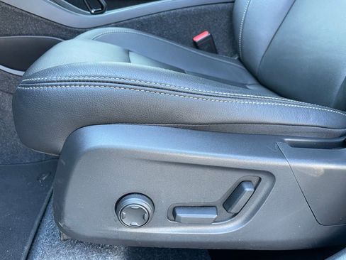 Used 2025 Volvo XC40 B5 Core image 10