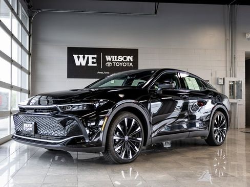 Used 2025 Toyota Crown Platinum image 2