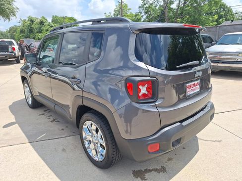 Used 2017 Jeep Renegade Latitude w/ Popular Equipment Group FWD image 4