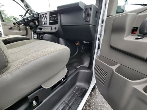 Used 2022 GMC Savana 2500 RWD image 42