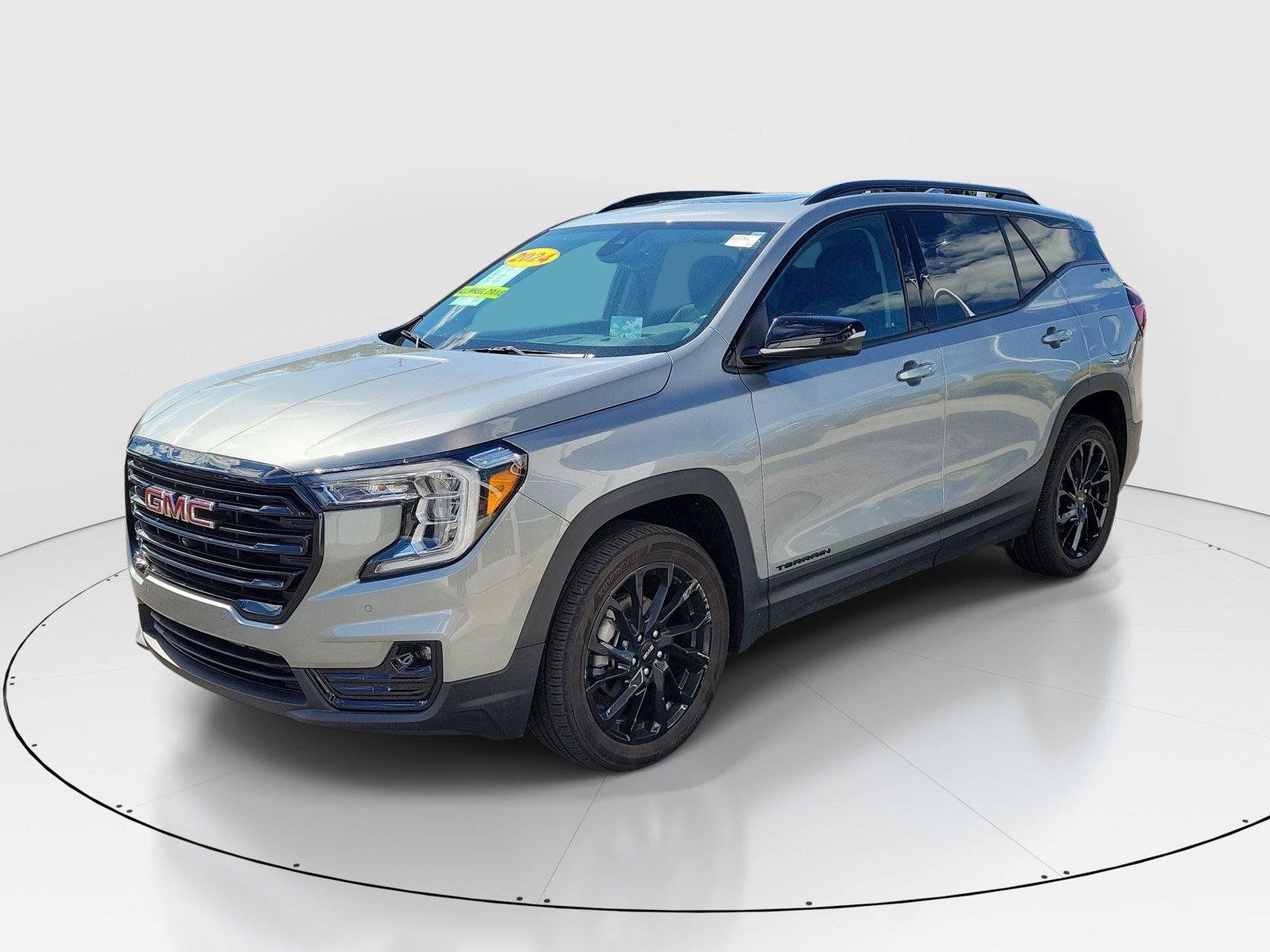Used 2024 GMC Terrain SLT w/ Infotainment Package II AWD/4WD image 2