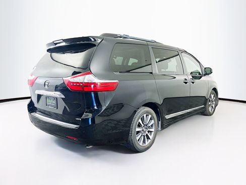 Used 2018 Toyota Sienna Limited image 9