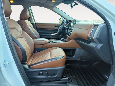 Used 2024 Nissan Pathfinder Platinum image 15