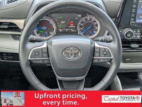 Used 2022 Toyota Highlander XLE AWD/4WD image 14