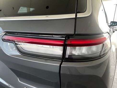 Used 2024 Jeep Grand Cherokee L Limited w/ Luxury Tech Group II image 10