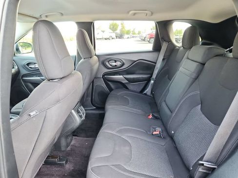 Used 2019 Jeep Cherokee Latitude w/ Popular Appearance Group FWD image 24