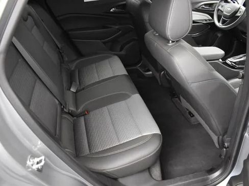 Used 2025 Chevrolet Trax LT FWD image 17