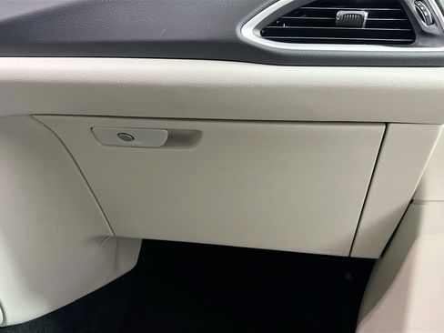 Used 2023 Chrysler Pacifica Touring-L FWD image 35