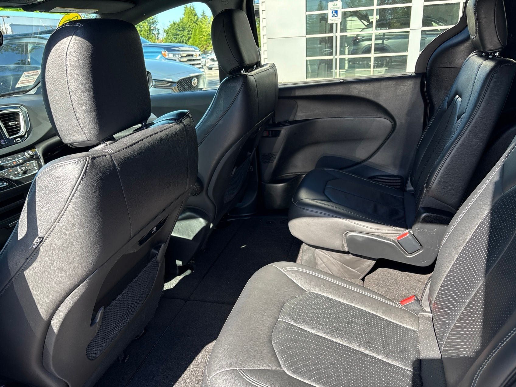 Used 2018 Chrysler Pacifica Touring-L w/ Premium Audio Group FWD image 10